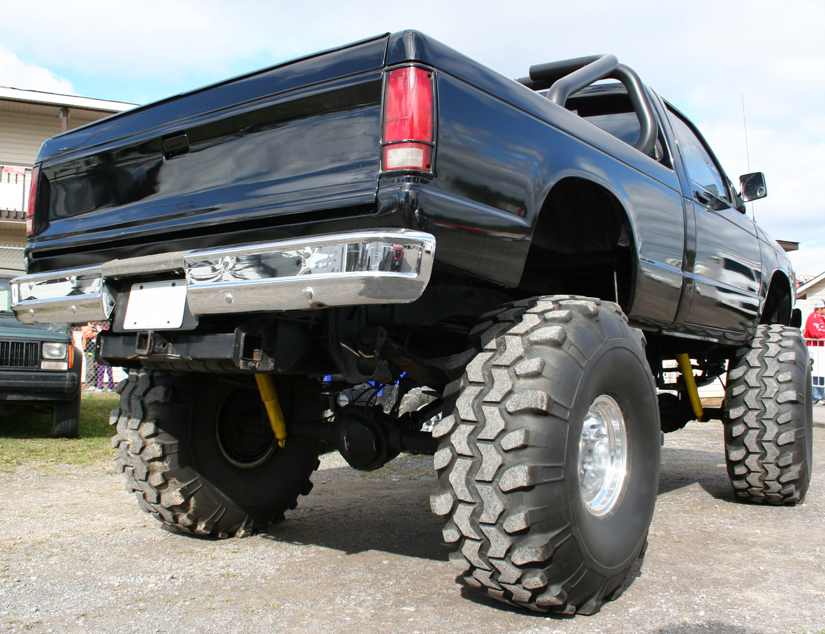 Leveling vs Lift Kit: Which is Right for You?